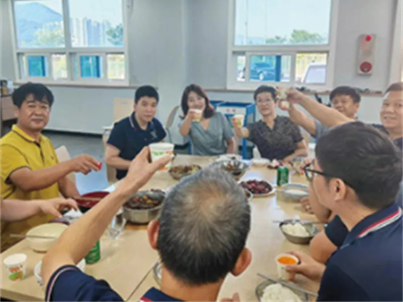 员工聚餐.jpg